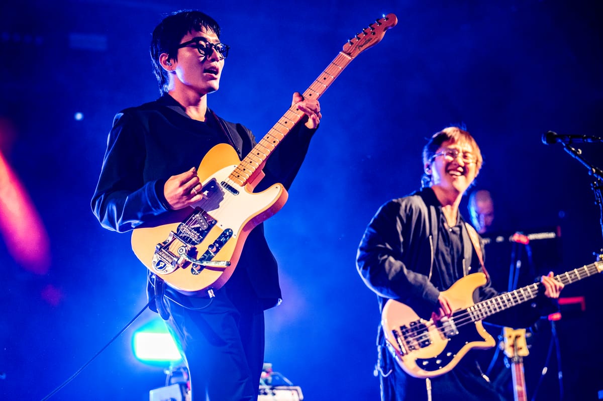 Wave to Earth live
