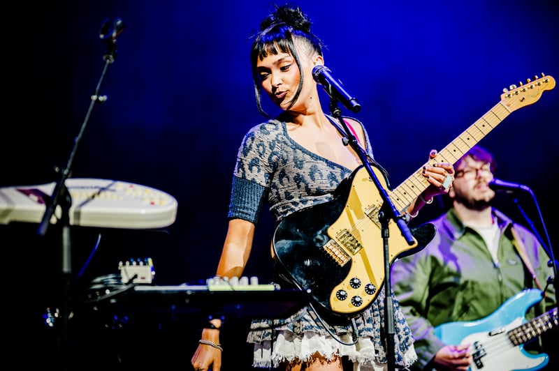 Joy Crookes live at Rogers Arena, Vancouver, 2026-05-06 - concert photo 6 of 7