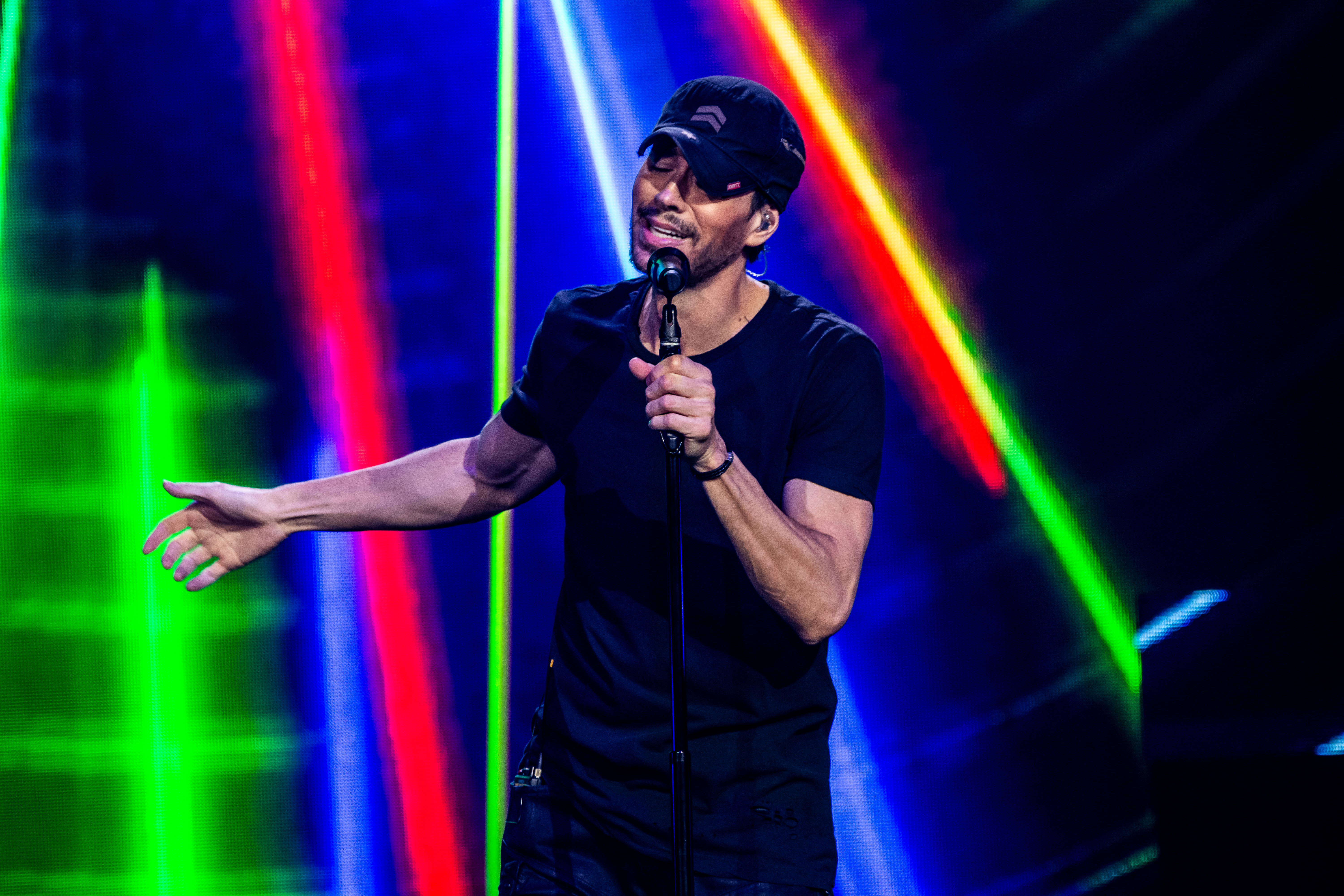 Enrique Iglesias performing at Rogers Arena, Vancouver - concert photography by Michael Caswell