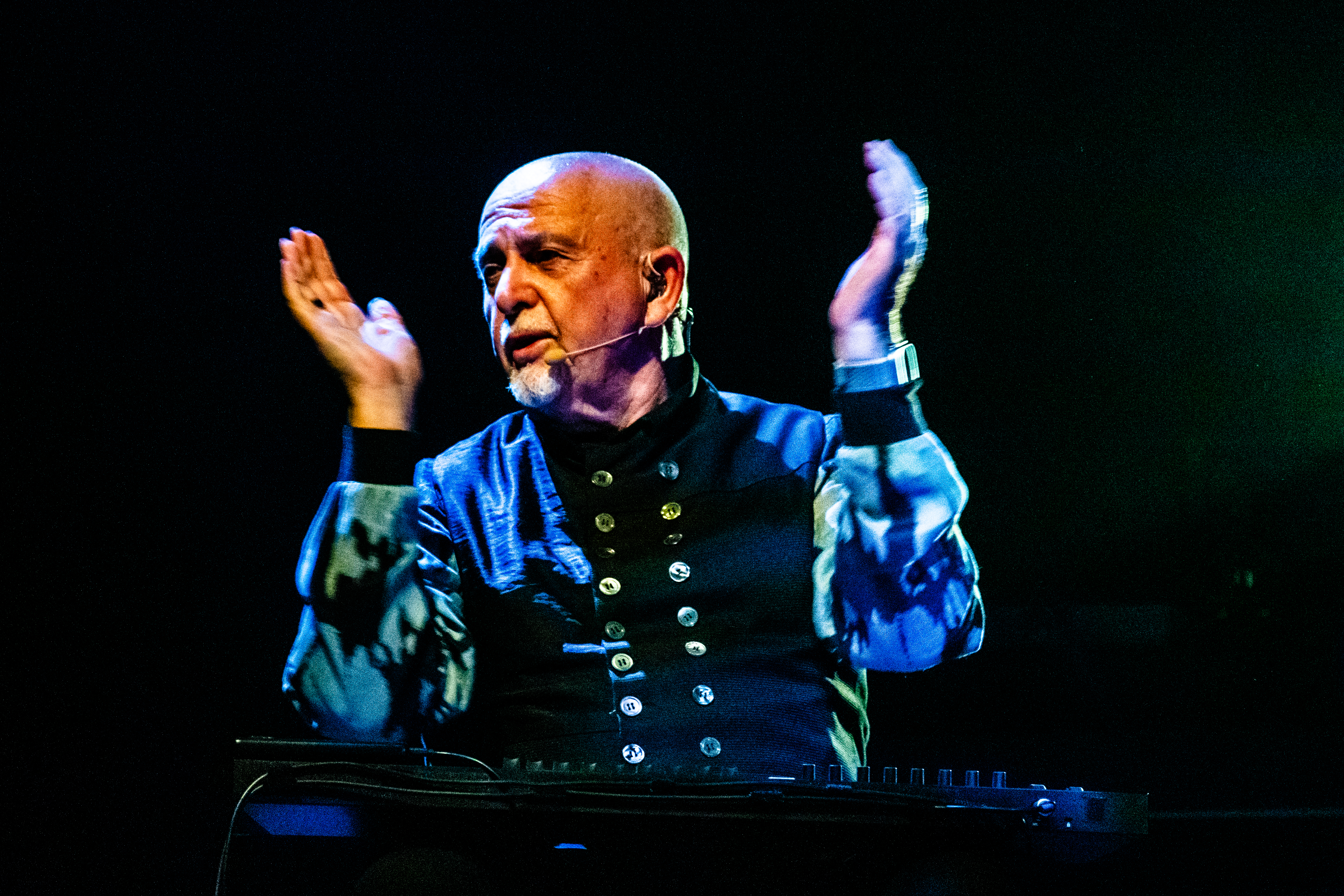 Peter Gabriel performing at Rogers Arena, Vancouver - concert photography by Michael Caswell