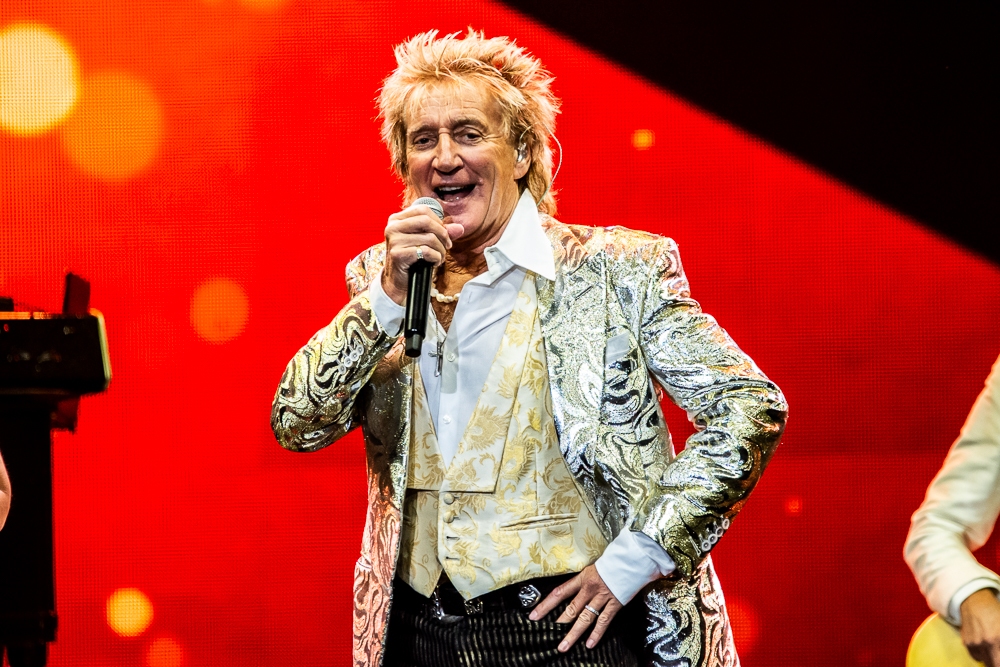 Photos: Rod Stewart @ Rogers Arena – Aug 12 2023 - SCENE IN THE DARK