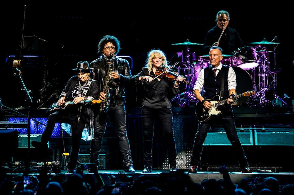 Photos Bruce Springsteen And The E Street Band Rogers Arena Nov Scene In The Dark