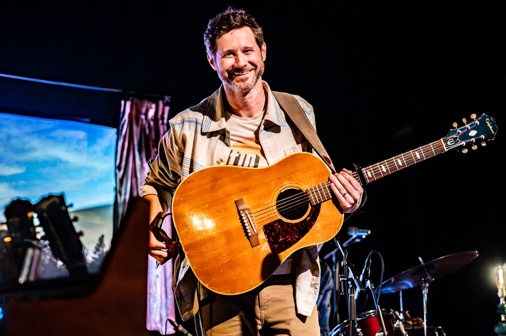 Photos: Dan Mangan @ Vogue Theatre – Oct 3 2025